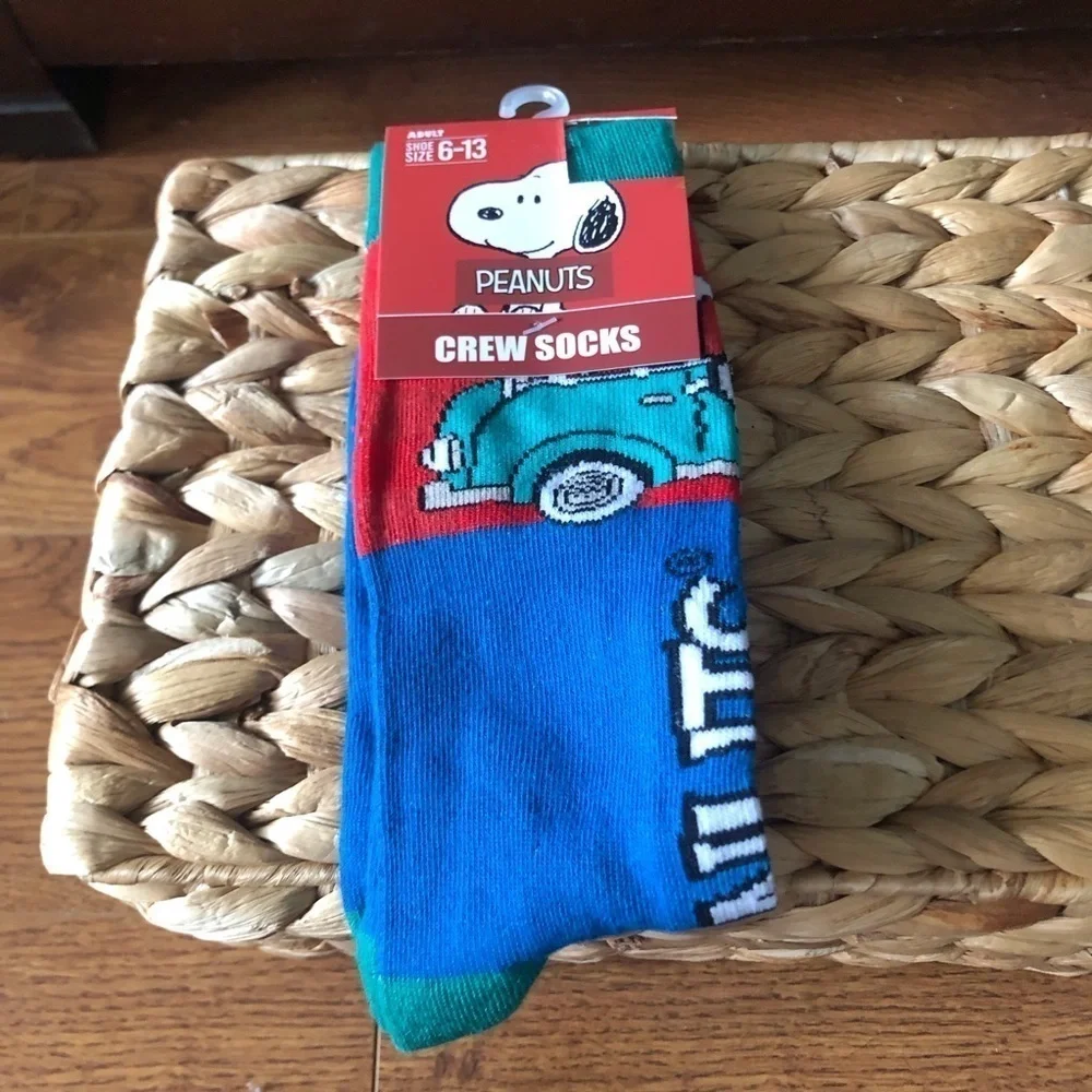Peanuts: Snoopy in blue car crew socks
